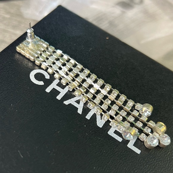 BREATHTAKING AND FUN LIGHT SILVER/CRYSTAL BLING EARRINGS - Picture 6 of 6